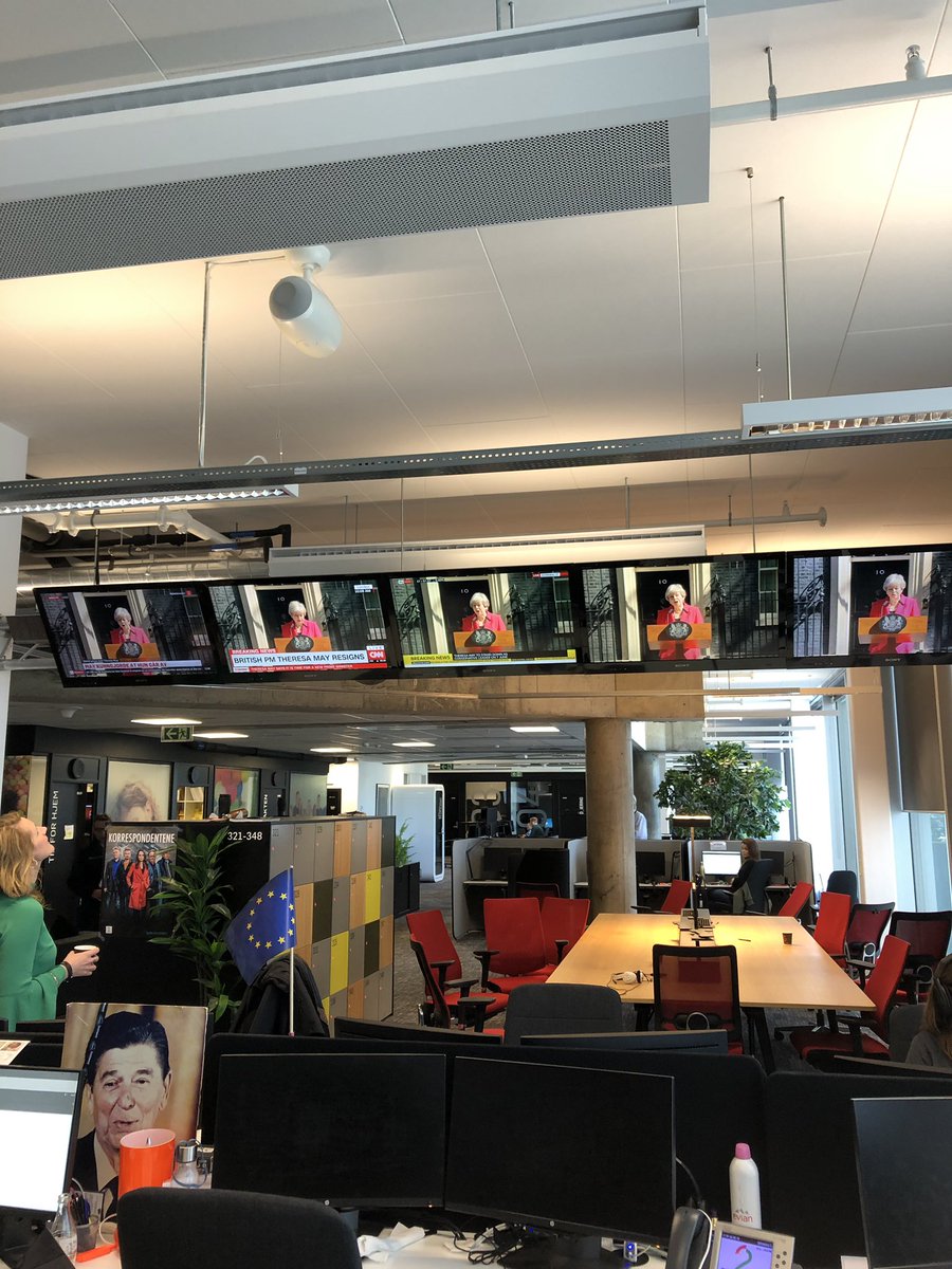 TV2Egaas's tweet photo. Theresa May i rødt i alle kanaler. Urixsjef @tv2aslaug følger nøye med i grønt https://t.co/IeR25YbroB