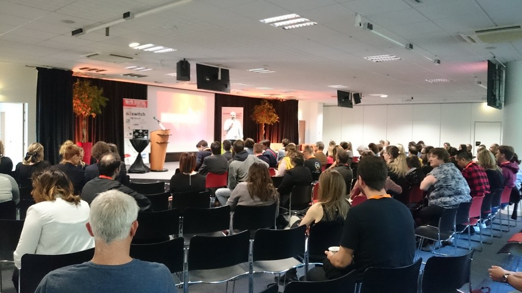 Plénière d'ouverture: une journée dédiée à la #digitalisation et au Web en général. Notre conseiller digital @FlorianCh84 fera justement une conférence sur le #phygital cet après midi !