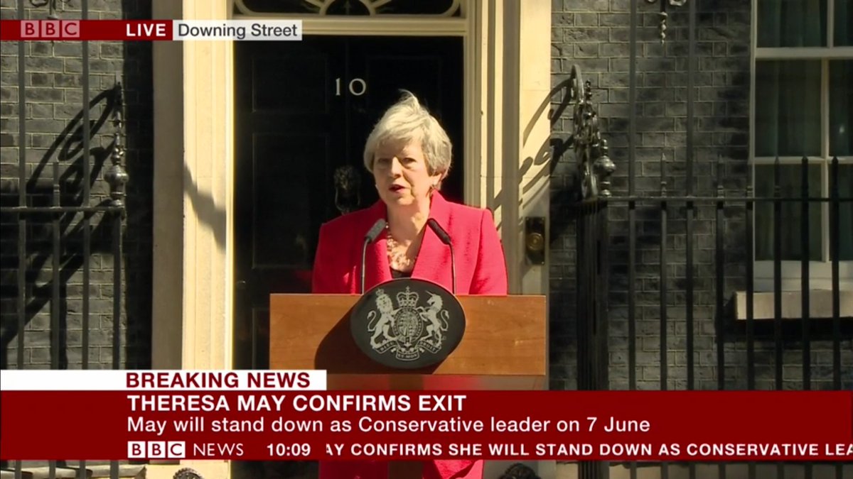 iYaHdAvErAnKs's tweet photo. Looking like @10DowningStreet 's May is crossing carpet to the @UKLabour as she is resing wearing Red🌹
#MayResign #TheresaMay https://t.co/j00tphbK4H