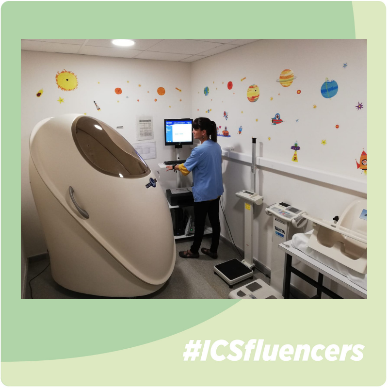 icscat's tweet photo. #ICSfluencers @VernicaLuque4:
"A la Unitat de Recerca en Pediatria, Nutrició i Desenvolupament Humà comptem amb un equipament per valoració de la composició corporal únic a Catalunya @IISPereVirgili @hjoan23 @universitatURV" #S7VL https://t.co/HiWbsJO2bs