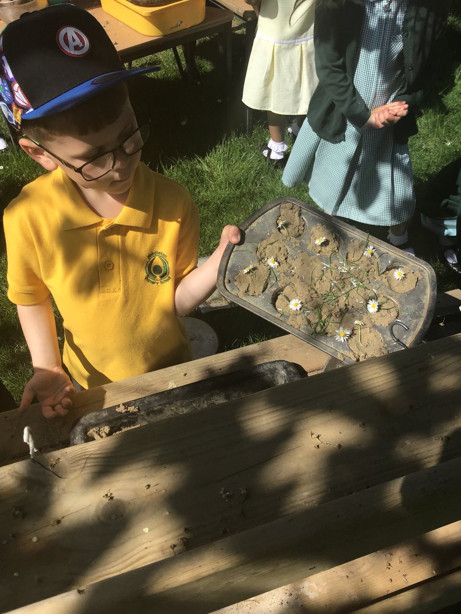 ChicksMPS's tweet photo. Some yummy creations being made in the mud kitchen this morning! 🌿🍃🌼 @MpsOutdoor https://t.co/R6oCRxf2FO