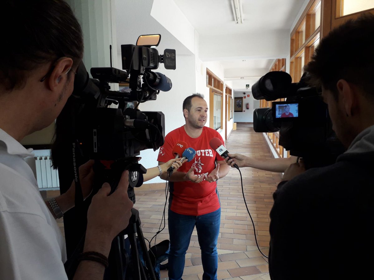 esiuclm's tweet photo. Arrancan las XII Olimpiadas de la Informática @olinfUCLM Ya hemos recibido a los 60 finalistas 🏋️♀️🏋️♂️ #ComputerLynx y están jugándose su pase a la gran prueba final 🏆 , a las 12:30 en el salón de actos de la @esiuclm 🦊 @dtsiuclm @esiiab @uclm_es https://t.co/9mxxRnFOMl