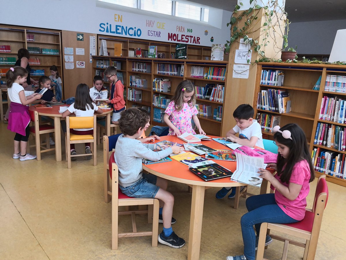 BIBLIOFANTASIO's tweet photo. Visita del alumnado de 1°C a la #bibliotecapublica #BibliotecaFranciscoAyala para el taller #PericoPin #animacionalalectura #L1bbeeGr #becrea @ceip_nevada @BECREAGR @LibroAbierto_BE @EducaAnd https://t.co/48TiH5J0Ah