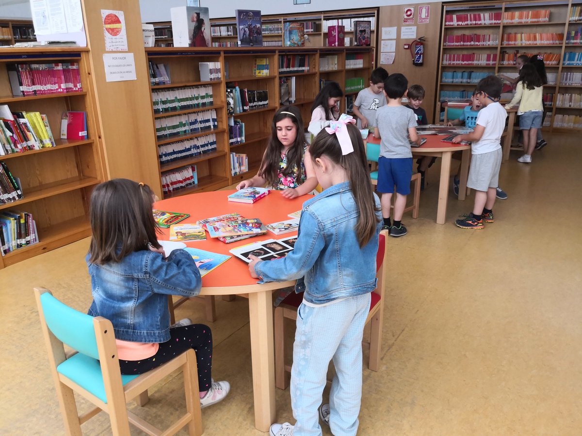 BIBLIOFANTASIO's tweet photo. Visita del alumnado de 1°C a la #bibliotecapublica #BibliotecaFranciscoAyala para el taller #PericoPin #animacionalalectura #L1bbeeGr #becrea @ceip_nevada @BECREAGR @LibroAbierto_BE @EducaAnd https://t.co/48TiH5J0Ah