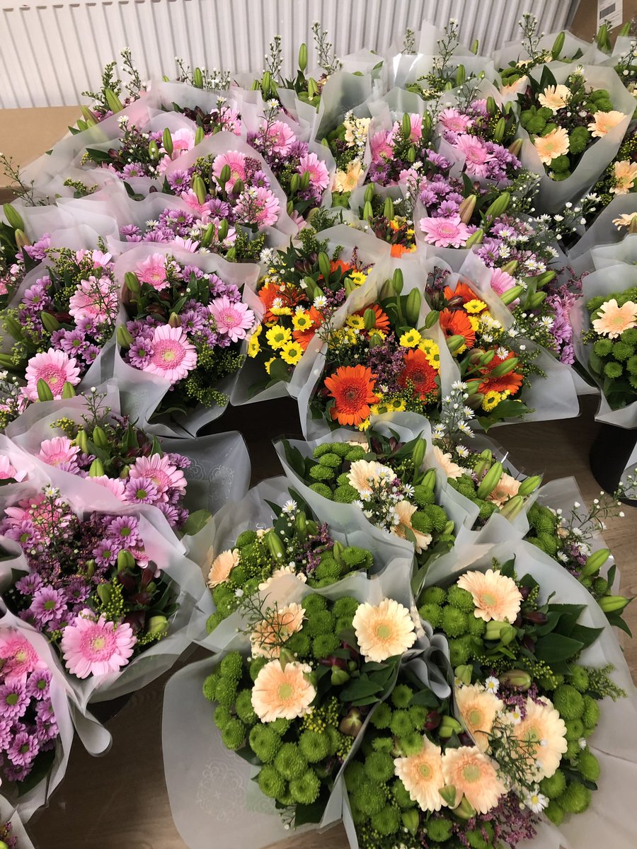 Burenhulp023's tweet photo. 70 bloemetjes voor bewoners rondom @defjord met @Tandemzorg @HaarlemEffect @Burenhulp023 @sociaalwijkteam haarlem noordzuid, @zorgbalans #buurbloemetje https://t.co/Hhhw1ykZUb
