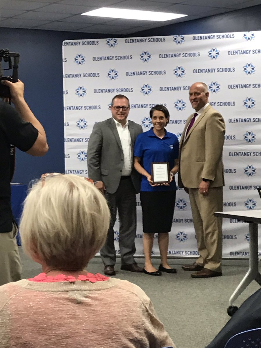 SMSwiz's tweet photo. #i3STEM students love their monthly #AbbottLab. Much thanks to Kristen Manivilovski, our #1 Abbott engineer, who makes it all happen ❤️ #CommunityServiceAwards #STEM @ShanahanMS @OlentangySD @AbbottNews https://t.co/RWYO0rwbGP
