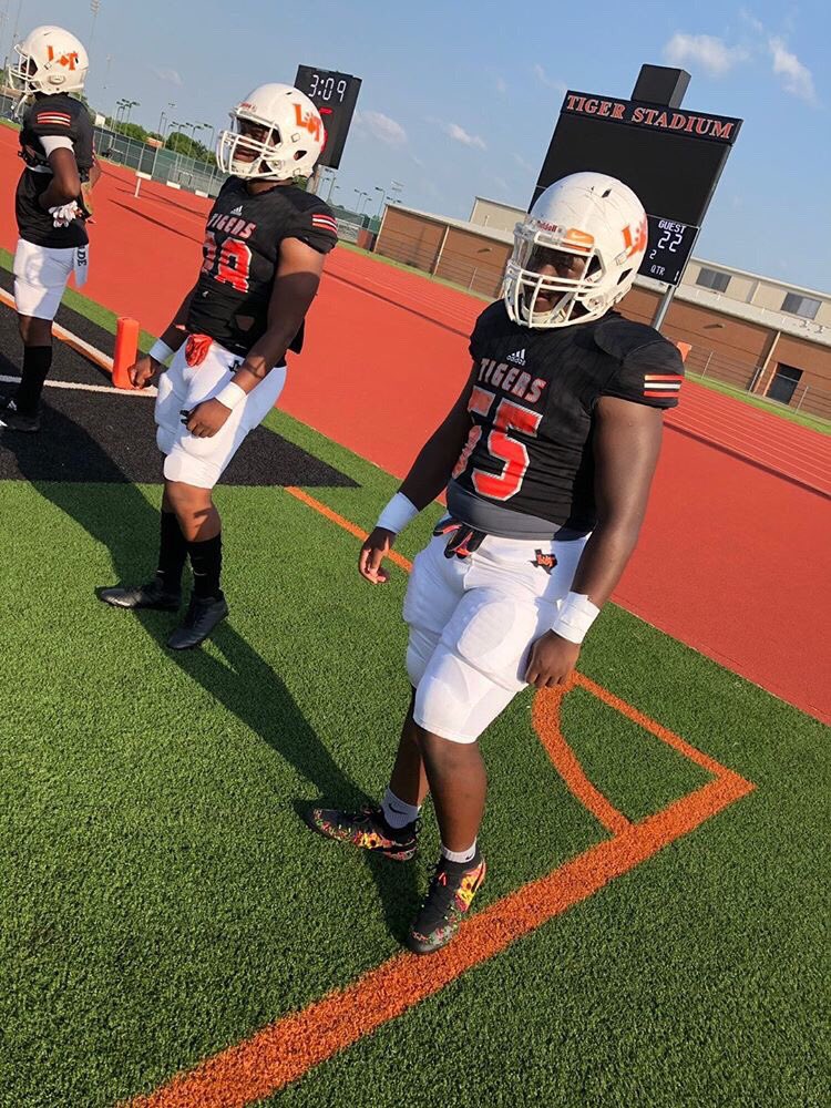 BryantSimmons11's tweet photo. You played with your heart last night played both sides of the ball causing headaches in the trenches. U proved that you were made for this.I am beyond proud of you @50kpawpaw keep working baby. #HardWorkPaysOff #WeboNation
#Offense #Defense #LHS #SpringGame2k19 https://t.co/ORRisQjtr9