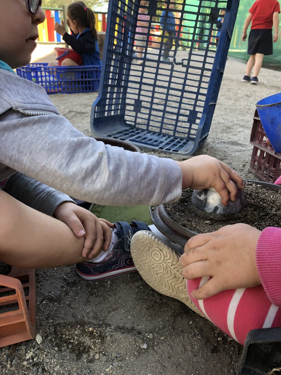 ColegioAmoros's tweet photo. Al favorecer el juego libre en el exterior con material no estructurado surgen situaciones llenas de complicidad, compartir el material, escuchar al otro, respetar el turno, imaginar... #cuidemoslainfancia #marianistas #juegolibre #materialnoestructurado https://t.co/okFLGcVbby