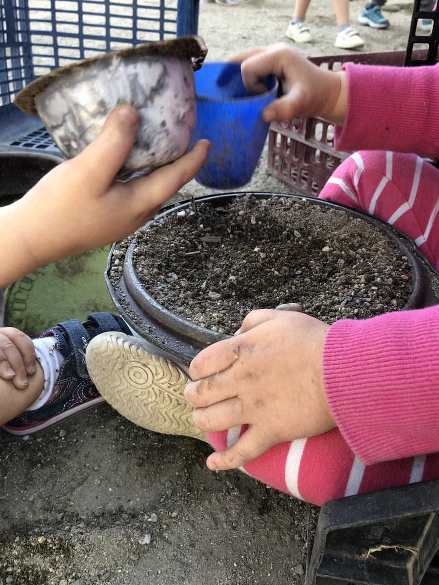 ColegioAmoros's tweet photo. Al favorecer el juego libre en el exterior con material no estructurado surgen situaciones llenas de complicidad, compartir el material, escuchar al otro, respetar el turno, imaginar... #cuidemoslainfancia #marianistas #juegolibre #materialnoestructurado https://t.co/okFLGcVbby