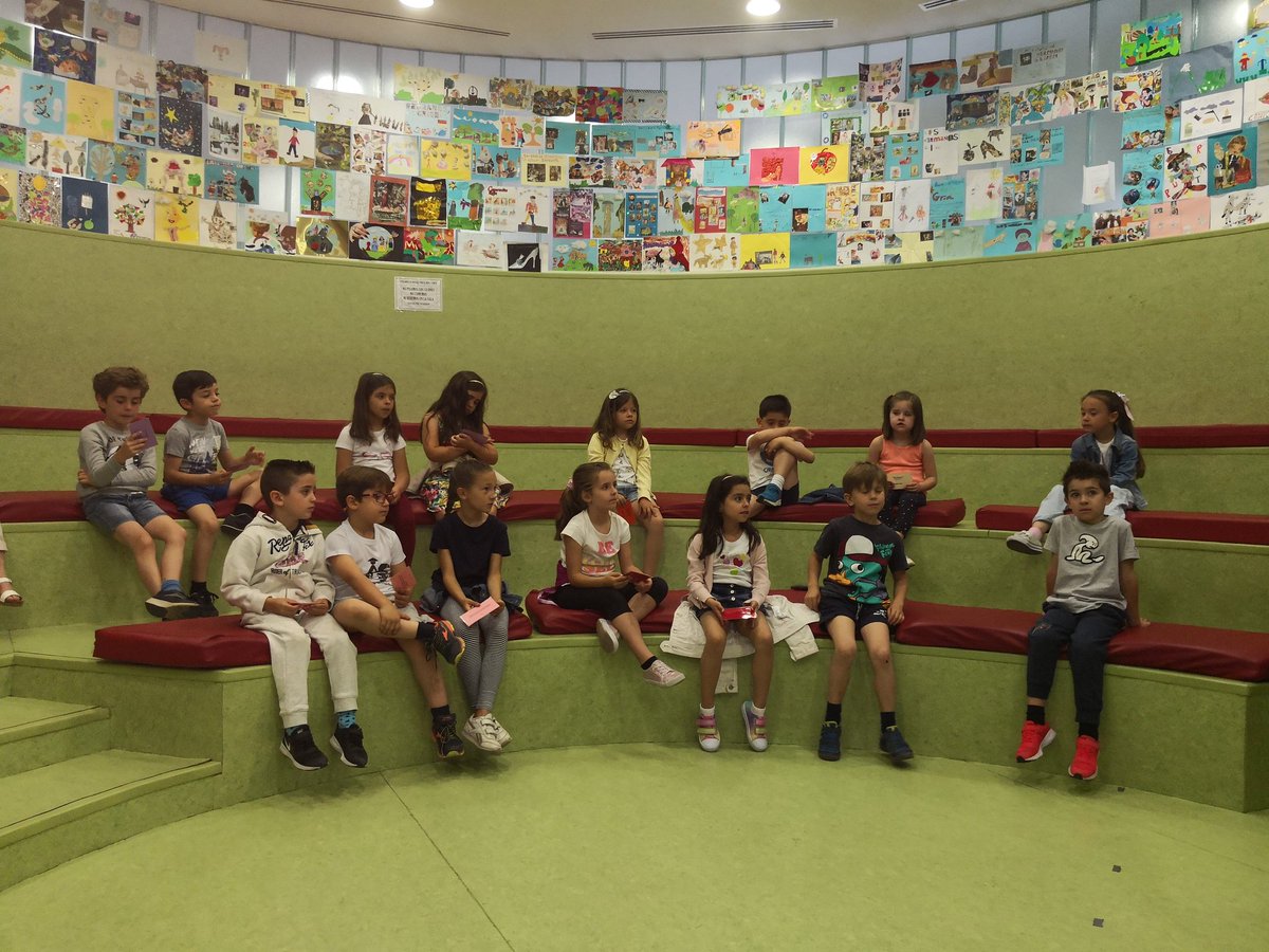 BIBLIOFANTASIO's tweet photo. Visita del alumnado de 1°C a la #bibliotecapublica #BibliotecaFranciscoAyala para el taller #PericoPin #animacionalalectura #L1bbeeGr #becrea @ceip_nevada @BECREAGR @LibroAbierto_BE @EducaAnd https://t.co/48TiH5J0Ah