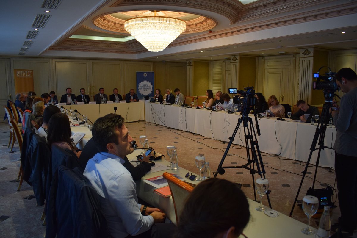 Mbahet tryeza "Korrupsioni nga ana e ofertës"  riinvestinstitute.org/Al/lajme/304/m…