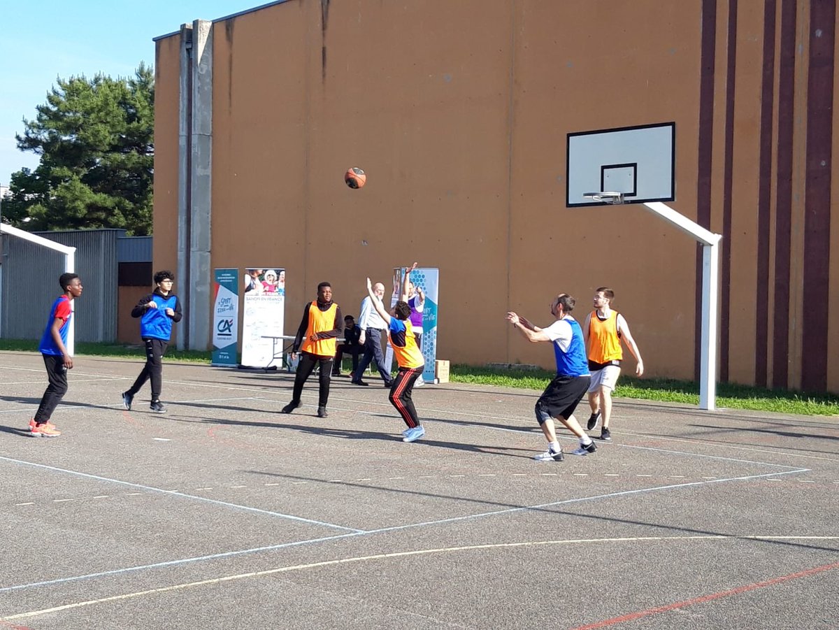 Quand nos collaborateurs rencontrent les 3e du collège Gabriel Rosset - Lyon 7e autour du basket, les échanges affluent et la vision de l'entreprise évolue. Merci à l'association Action Basket Citoyen 🏀 pour l'organisation. #sportecoledevie