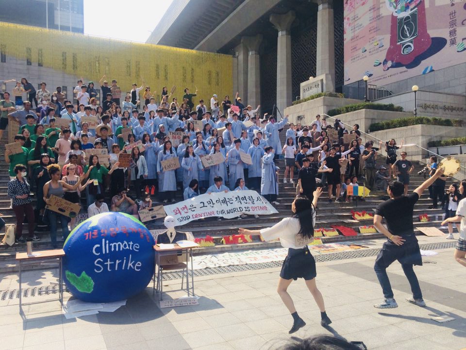 forourclimate's tweet photo. #ClimateStrike in Seoul, South Korea. Our inspiring youth are leading this urgent movement to take their future seriously. @GretaThunberg. #FridaysforFuture https://t.co/fClbPy9NnH