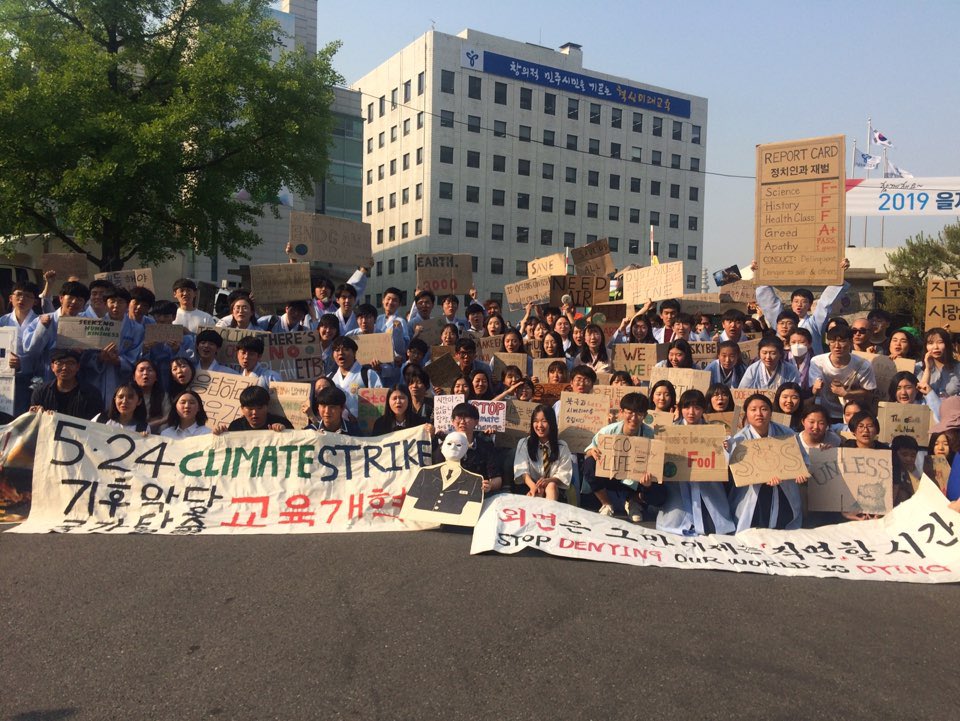 forourclimate's tweet photo. #ClimateStrike in Seoul, South Korea. Our inspiring youth are leading this urgent movement to take their future seriously. @GretaThunberg. #FridaysforFuture https://t.co/fClbPy9NnH