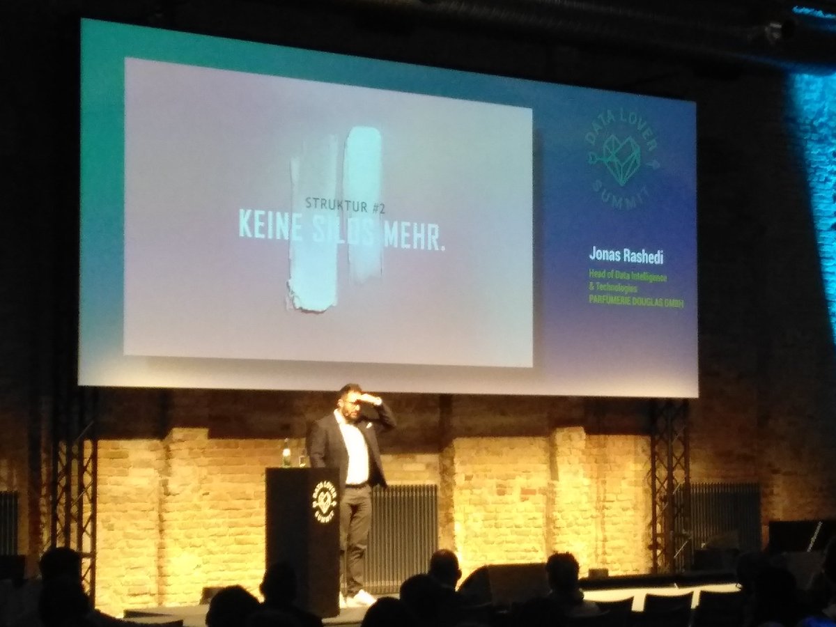Webtrekk_Espana's tweet photo. #DataLoverSummit 
@JonasRashedi, Director de Data Intelligence y Tecnología en Douglas, comparte su experiencia sobre cómo satisfacer las necesidades de los usuarios a través de los datos de analítica en #tiemporeal. 

"Adelantate a tus usuarios, no esperes a que te lo pidan". https://t.co/3MbDWqKpM8