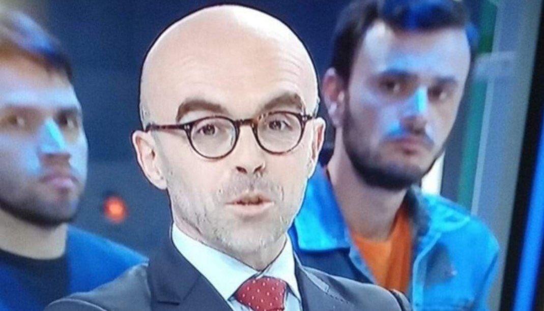 Mortimer_Fu's tweet photo. Y así, niños, es como te quedas si estornudas y te tapas la nariz y la boca. https://t.co/CUhFpAv0ui