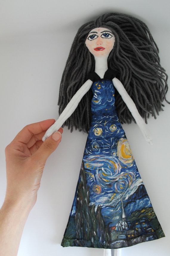 Nora85E's tweet photo. #Handsewn cloth doll with painted dress inspired by "starry night" by Vincent van Gogh.
You can find it in my etsy shop:
https://t.co/TfF1rDCSan

#doll #dolls #bambola #bambole #handmade #handcraft #fattoamano #cucitoamano #VanGogh #starrynight #nottestellata #art #arte #etsy https://t.co/DwbrLUTVOo