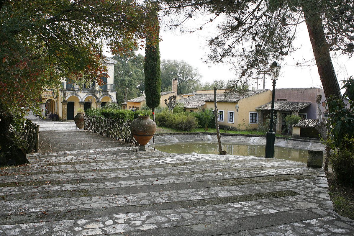 The hit TV series on the Durrell  family in Corfu has just ended. Here's where many of the scenes were filmed.
olddog.blog/2019/05/24/dur…