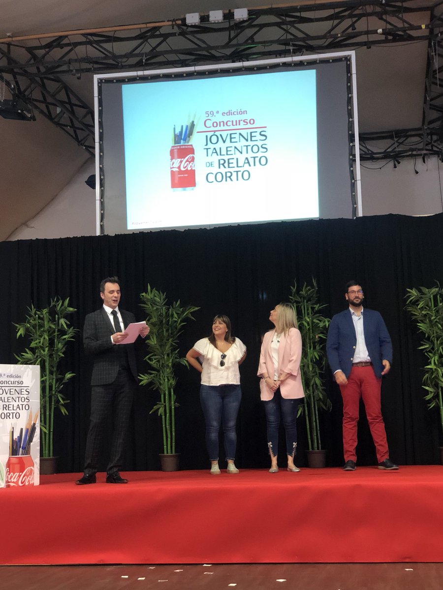 PatriciaCazon's tweet photo. Y como siempre el @mfernandogarcia, EL MEJOR maestro de ceremonia posible de la gala provincial del #JóvenesTalentosCocaCola @CocaCola_es 
(Y nuestro Tomas, también jurado) https://t.co/dkqvlwysTx