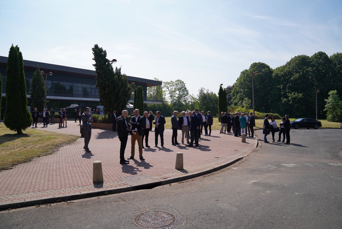 Des visites du site @eValley_fr en #navetteautonome électrique sont organisées ce matin. Compte tenu de notre volonté #ecoresponsable d’exploiter les moyens de mobilité durable, nous la testons, en faisant appel au constructeur français @NAVYA_Group et la société @berto_ia