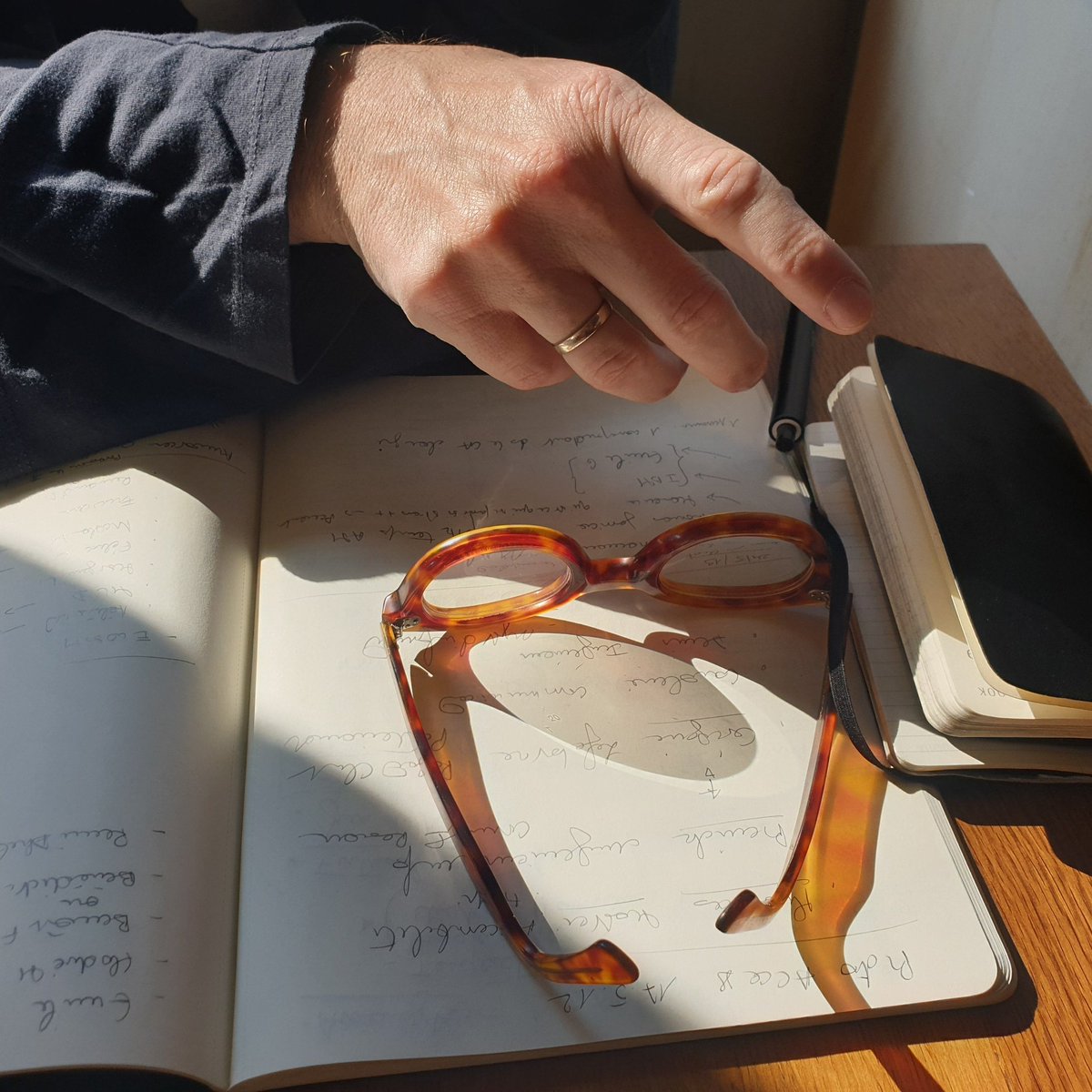 Tellement de projets en cours au Mouton à 5 pattes ! Il fallait bien tout 1 carnet et 2 oranges pressées vitaminées pour faire le point avec <a href="/g_labbe64/">Gérard Labbe</a> ce matin. Nous avons plein de bonnes nouvelles à partager très vite. #surlevif #onavance