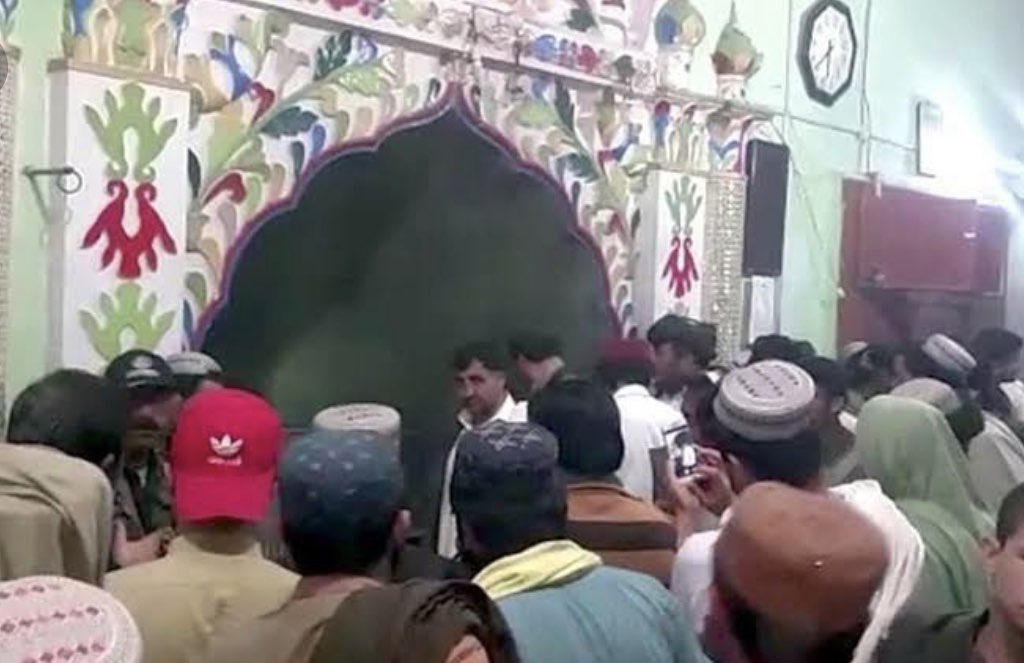 HamidMirPAK's tweet photo. There were blasts today in a Quetta Mosque and in a Kabul Mosque people of Pakistan and Afghanistan must find out together that who is targeting their Mosques?Who is trying to create divisions and who is their common enemy?Unite and strike against the common enemy https://t.co/w6GoDNsOIY