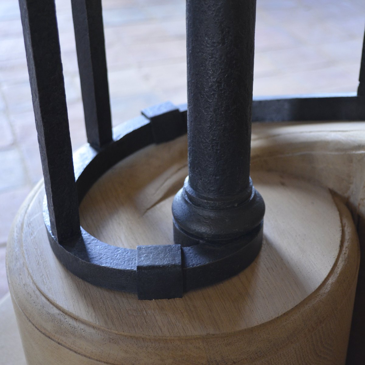 AP_Perrault's tweet photo. #Rampe à canaux en #ferforgé pour un escalier principal et de son #gardecorps de palier. #ferronneriedart #ferronnerie #design 
#forged #steel #ironwork #metalworking #stairrailing #handrail #stairguard #metalcurves #interiordesign
#LeBois #LeFer #UneHistoire
#ateliersperrault https://t.co/UuNZ41NqwW