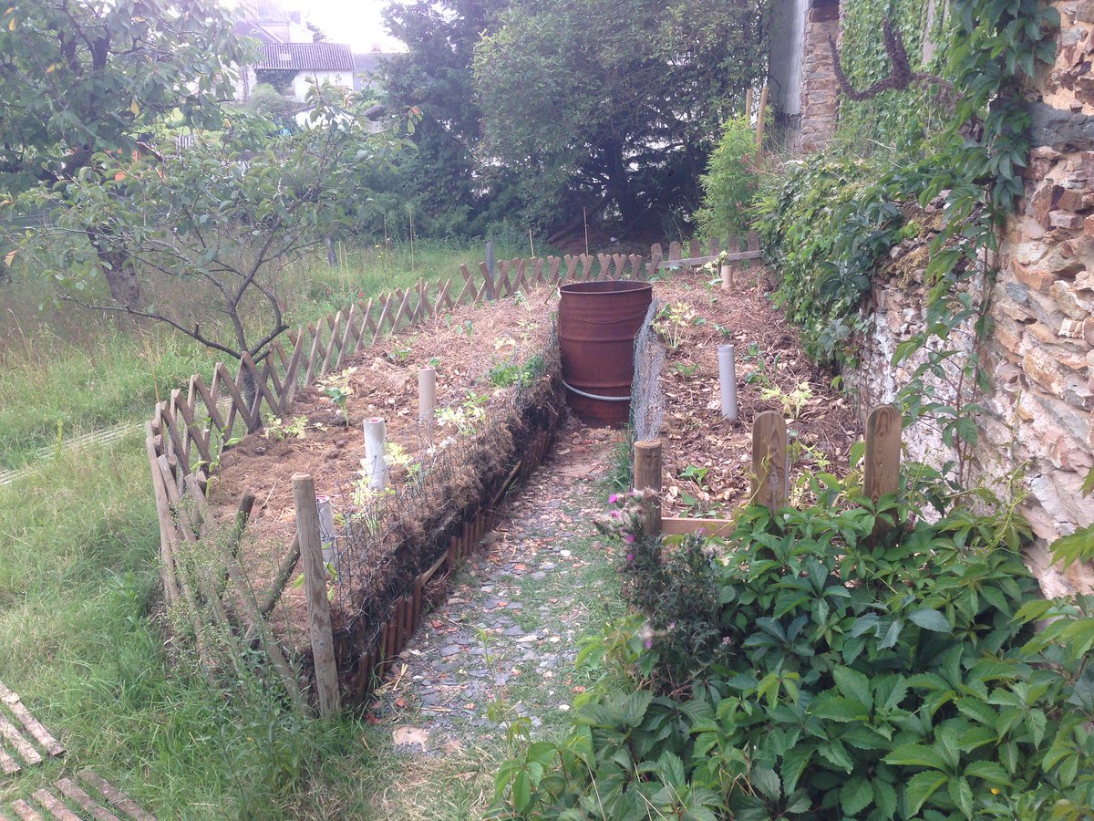 How To Build A Keyhole Garden &amp; 7 Reasons Why You Should - naturallivingideas.com/keyhole-garden… #garden #gardening #keyhole #composting #natural #home #food #naturallivingideas