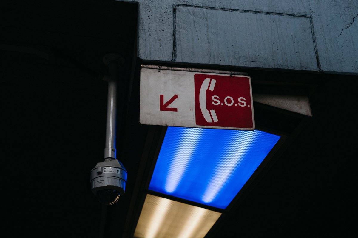 ¿Reconoces estos carteles 📞 ? 
Ahora, las llamadas 🆘 son  mucho más fáciles. 
Tienes la opción de activar directamente una videollamada con la persona con la que quieras estar en contacto si se ha producido cualquier problema. 
En tan solo un gesto👌 📲 confidant.app