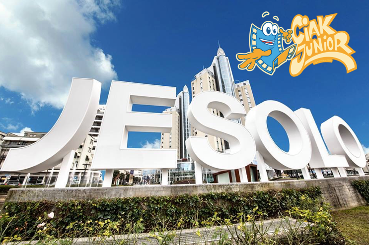 UNESCOVenice's tweet photo. In questi giorni nelle scuole si è proceduto con la visione dei film in concorso per i lavori della giuria popolare, i voti di migliaia di studenti in tutta Italia andranno a comporre il Premio del Pubblico. Di più nel programma #ciakjunior
https://t.co/nB3wuUBOe7 https://t.co/PKIxWeI7UY