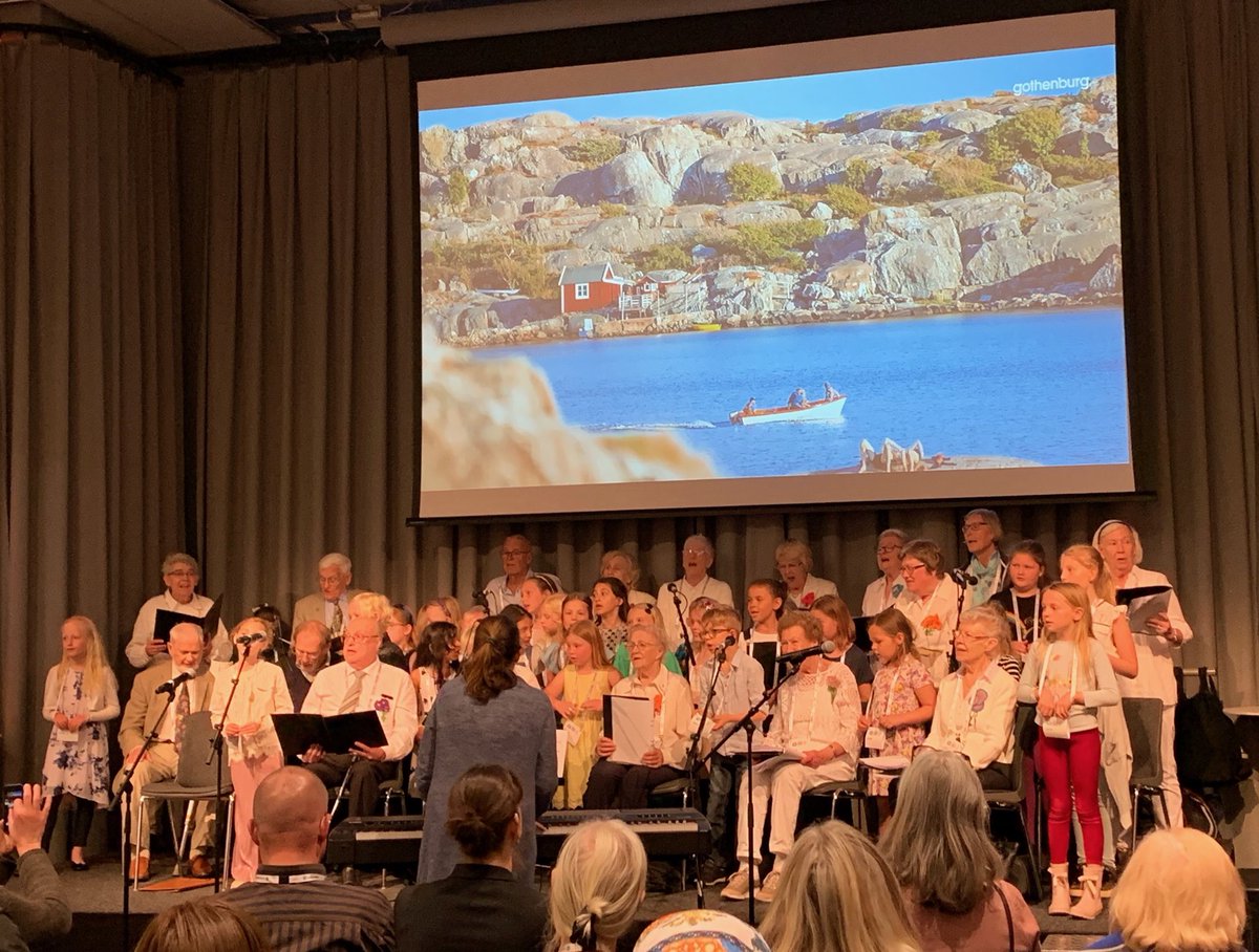 Lovely inter generational choir ⁦<a href="/iagger2019/">IAGG-ER 2019</a>⁩. Enjoyed the Swedish version of rain drops keep falling on my head