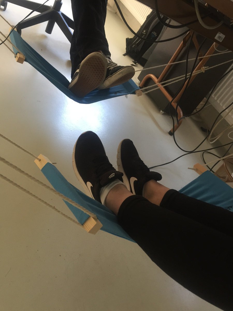 Für die kleine Auszeit im Büroalltag! Draußen scheint die Sonne - drinnen unsere Projektoren. Derzeit sind wir im Abschluss mehrerer Projekte gleichzeitig. Da hilft es, ab und an auch am Schreibtisch mal die Füße hochzulegen und sich kurzzeitig ins Urlaubs-Feeling zu versetzen!