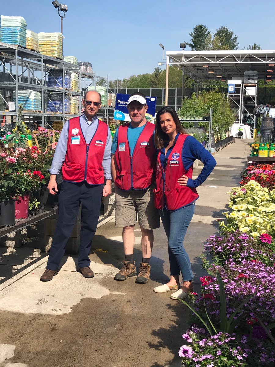 MikeGondola's tweet photo. Steve Hahn, Gillian and Bill in Saratoga Springs NY ready for a great holiday weekend of sales!! https://t.co/MHPS4A2Qi4