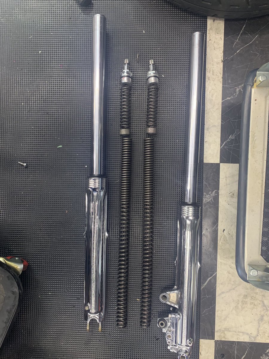 wizard_garage's tweet photo. CBX400F
フロントフォークoh
オイルシール、ダストシール交換
クッションオイル交換
洗浄、ボトムケース取り付け https://t.co/aOSZdE0DAi