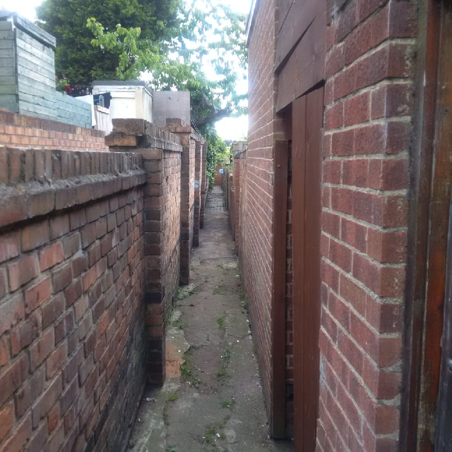 RadfordRoadCPOs's tweet photo. CPO 9704 Has been hard at work in the #Berridge area with a fantastic result on this alleyway going from mean to #clean, ready for everyone to use properly again. Good work! #cleaner #safer #KeepYourAlleysTidy https://t.co/GT7GIp1Ehc