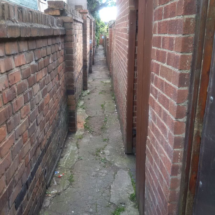 RadfordRoadCPOs's tweet photo. CPO 9704 Has been hard at work in the #Berridge area with a fantastic result on this alleyway going from mean to #clean, ready for everyone to use properly again. Good work! #cleaner #safer #KeepYourAlleysTidy https://t.co/GT7GIp1Ehc