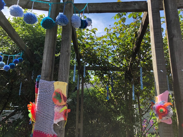 OxfordHealthNHS's tweet photo. There's more! As a part of #DementiaActionWeek, more yarn bombs went up on Thursday at our community hospitals - this time with even more patient creations! #patientexperience #OHFTgetinvolved https://t.co/aeDGSok9eB
