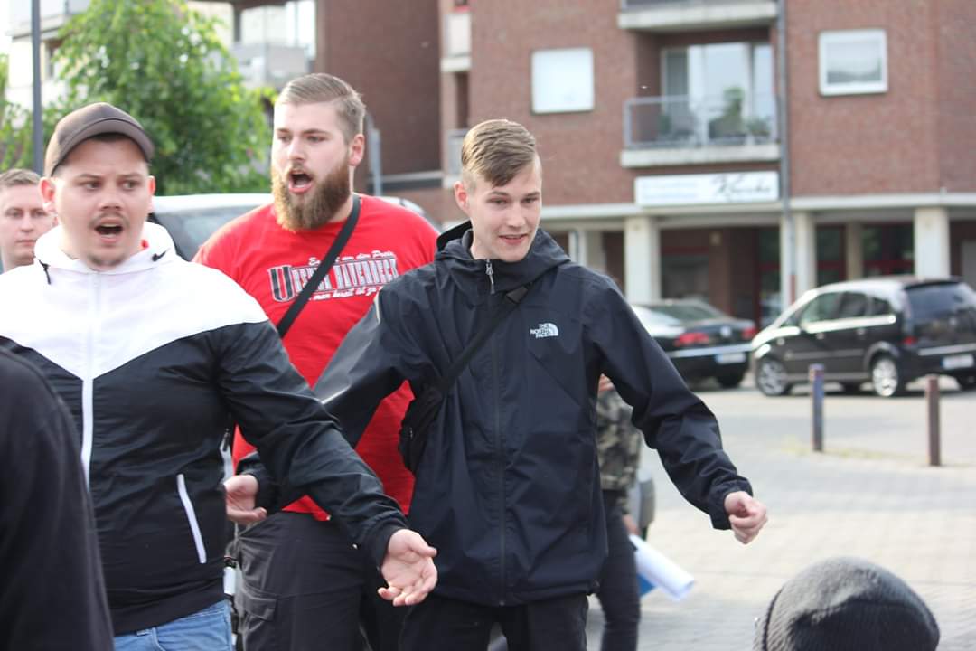riseupduisburg's tweet photo. +++ Stressiger Tag für Duisburger Neonazis +++ Polizeigewalt gegen Antifaschist*innen ++ 

Zum Abschluss ihrer Kundgebungstour kam die antisemitische Partei „Die Rechte“ gestern nach Duisburg. Hier ein Thread, wie der Abend aus unserer Sicht verlaufen ist. #NonazisDu #du2305 https://t.co/v1d6CXBk13