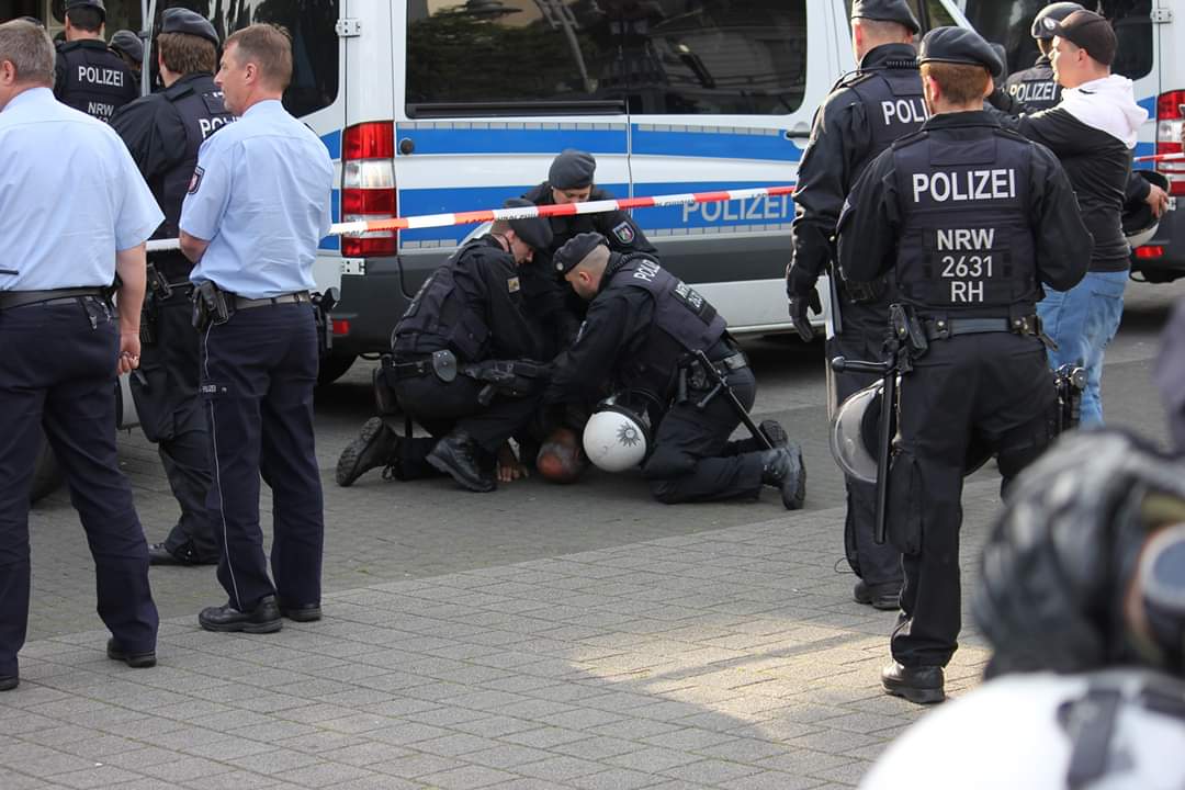 riseupduisburg's tweet photo. +++ Stressiger Tag für Duisburger Neonazis +++ Polizeigewalt gegen Antifaschist*innen ++ 

Zum Abschluss ihrer Kundgebungstour kam die antisemitische Partei „Die Rechte“ gestern nach Duisburg. Hier ein Thread, wie der Abend aus unserer Sicht verlaufen ist. #NonazisDu #du2305 https://t.co/v1d6CXBk13