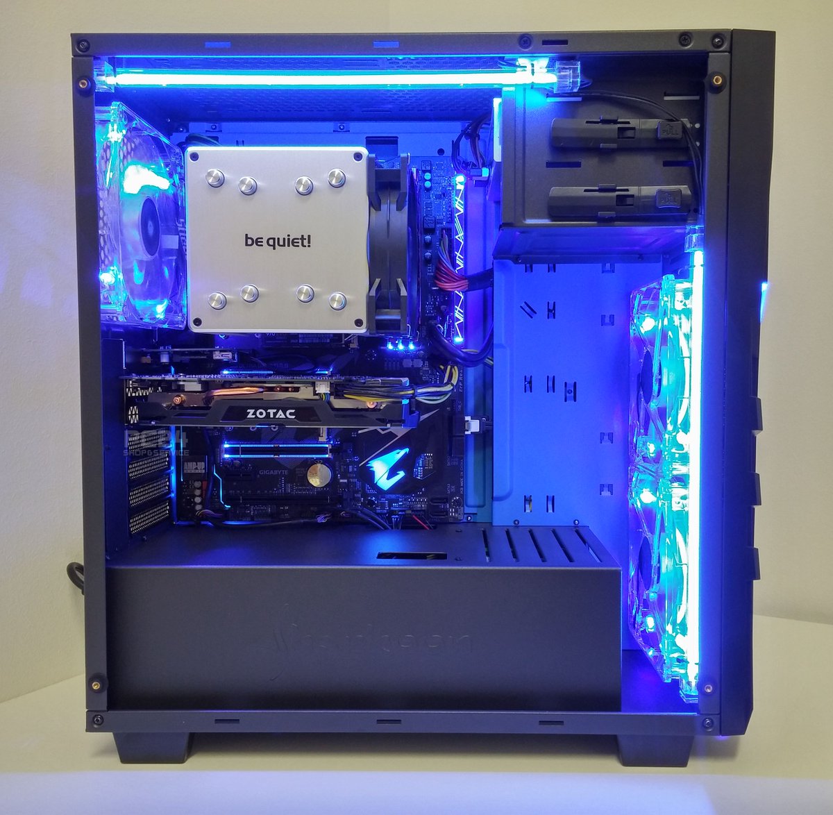 PC24ShopService's tweet photo. Upgradeinformation:
Unser Topseller hat nun eine RTX 2070 im Grundangebot bereits enthalten.
Ein schönes WE an alle.
https://t.co/iwqhfNoOIU
---
#SharkoonNews 
#GIGABYTE_GBT 
#NVIDIAGeForceDE 
#bequietofficial 
#SamsungDE
#gamingsetup https://t.co/gpM0jmqYPS