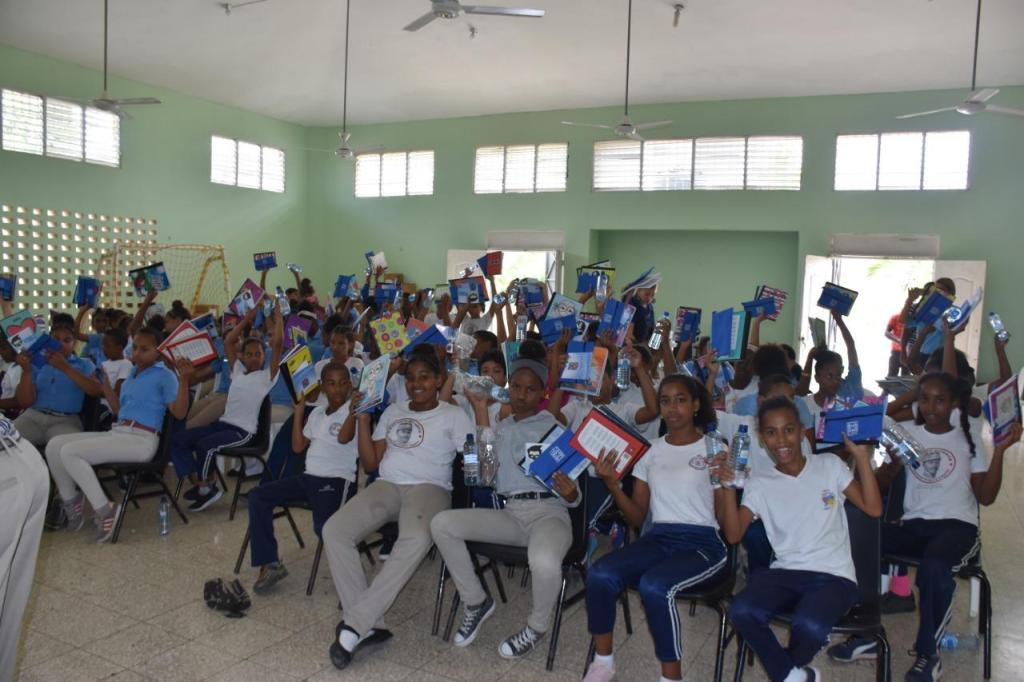 MedioDigitalRD's tweet photo. Decenas de niños en SDE son beneficiados con campaña educativa CAASD “Uso eficiente del agua” https://t.co/TtCzZqdrqv https://t.co/BvWZhGWBBf