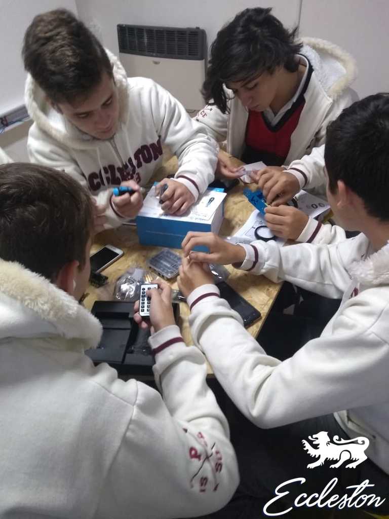 ecclestontemp's tweet photo. Parte del proceso de aprendizaje bajo la #Innovación y el #Saber de nuestro #ModeloSIB se implementa en el aula #Tecnológica de #MakerLab donde los alumnos estudian y preparan la creación de su propio robot #Mbot -
-
APRENDER PENSANDO EN EL PRESENTE Y EL FUTURO https://t.co/QjZAlxpaSd