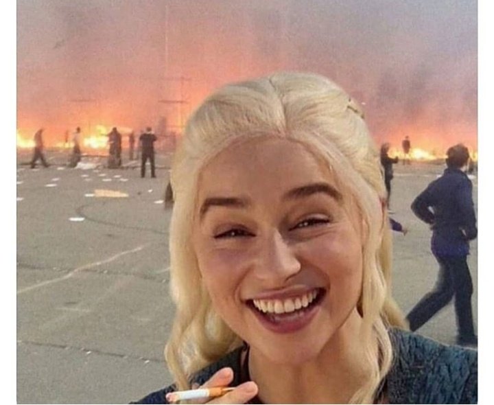 srcasticwriter's tweet photo. Mom: Tere phone ko aag laga doongi.
Me: Fir mausi ko Call kese krogi.?
*my reaction after winning argue round* https://t.co/o8S1aAx60L