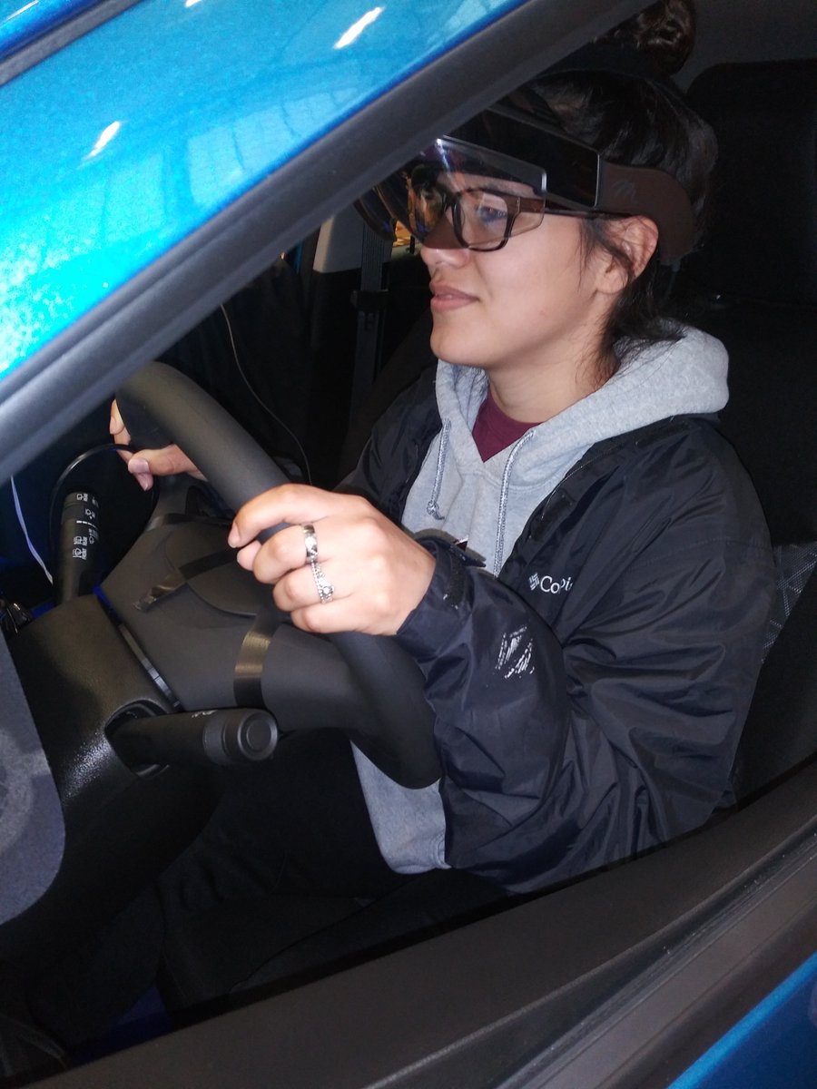 PEERSFdn's tweet photo. Students at @ParchmentSchool High School think twice about texting and driving after experiencing our #ARDDES distracted driving prevention with @StateFarm. Through this simulator, students realize that a text is not worth a life. @LisaJoyce_SF https://t.co/OgBnFXNGIZ