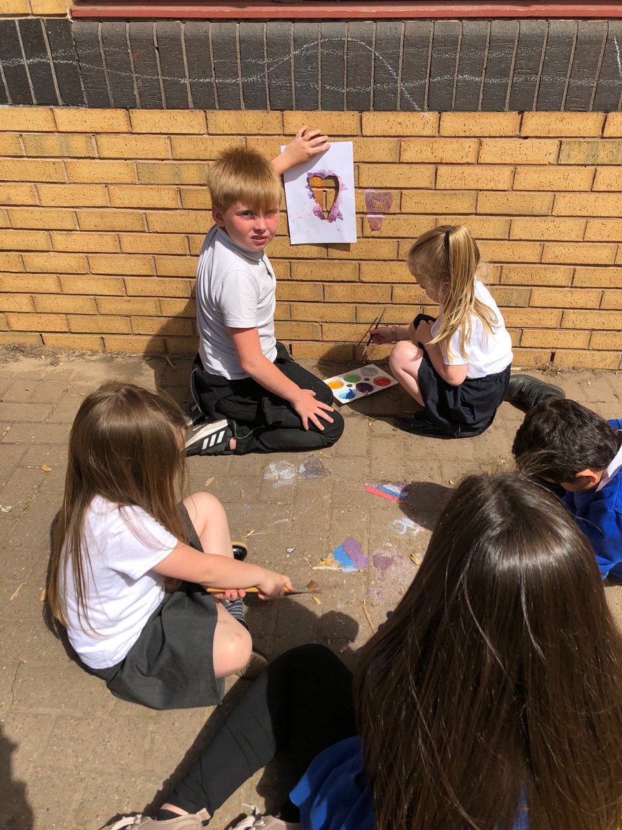 MrsVps's tweet photo. Miss Doyle’s class shared their learning with our class this afternoon . Outside P2b  made and used chalk based paints and stencils to temporarily decorate our school paving!
⁦@MissDoyleVPS⁩ #vpslearning https://t.co/RtMUUD9rFS