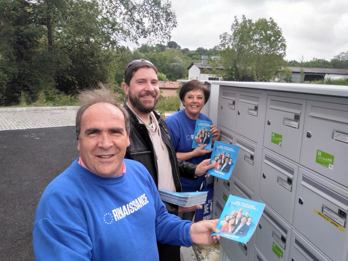 LaREM_40's tweet photo. RENAISSANCE - Seignanx
Dernier boitage pour le comité du Seignanx !
On continue jusqu’à ce soir  avec le sourire 🇪🇺💪 https://t.co/00jG9SADEm