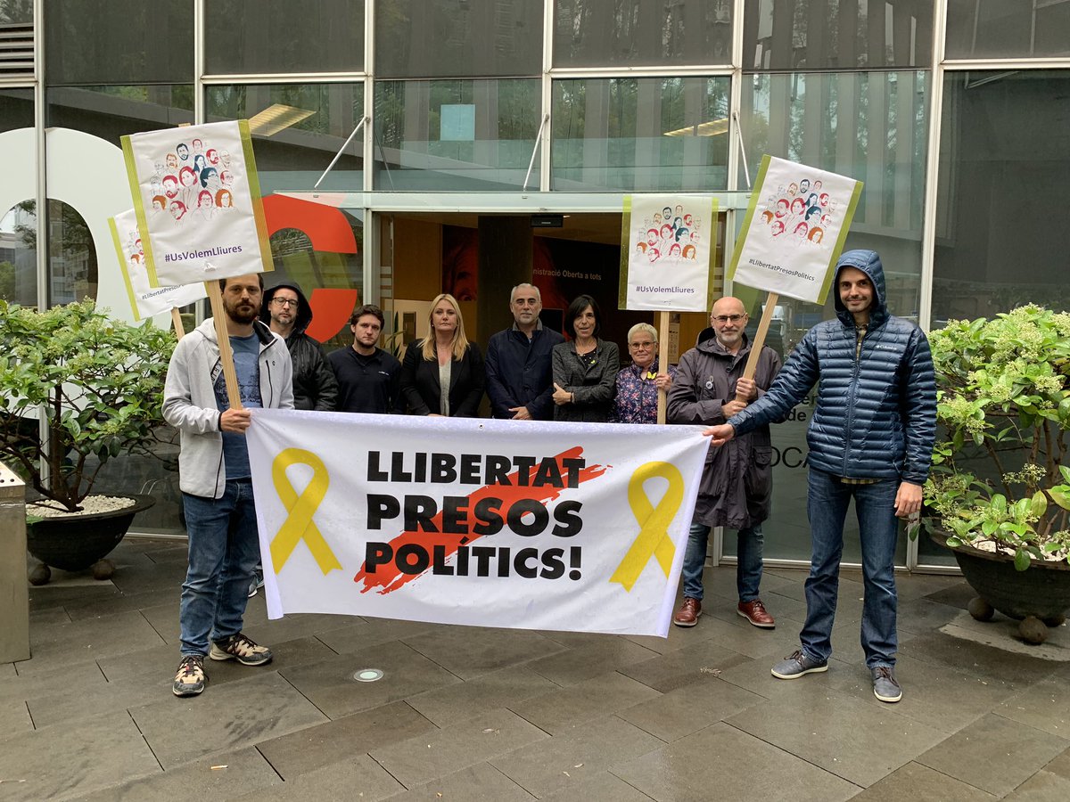 ELS JUTGEN A ELLS/ES, ENS JUTGEN A TOTES/TS

Les #AdicsEnXarxa denunciem el #JudiciFARSA i la vulneració dels Drets i de les Llibertats per part de l'Estat Espanyol.

Avui encara més!

#UnPasEndavant
#MakeaMove 
#JoAcuso