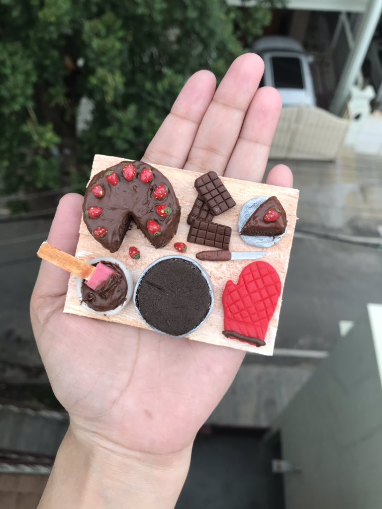 kirtibasal's tweet photo. Miniature Chocolate Cake Making Kit with Strawberry Toppings ๐๐ฐ๐ซ๐
#KirtisMiniatures #ClayMiniatures #Handmade #FridgeMagnet https://t.co/9wKfvUUgh6