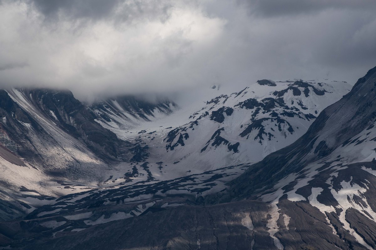 jj360wa's tweet image. A 200mm image of @MtStHelensNVM's snow-covered lava dome. #ExplorePNW #Volcano