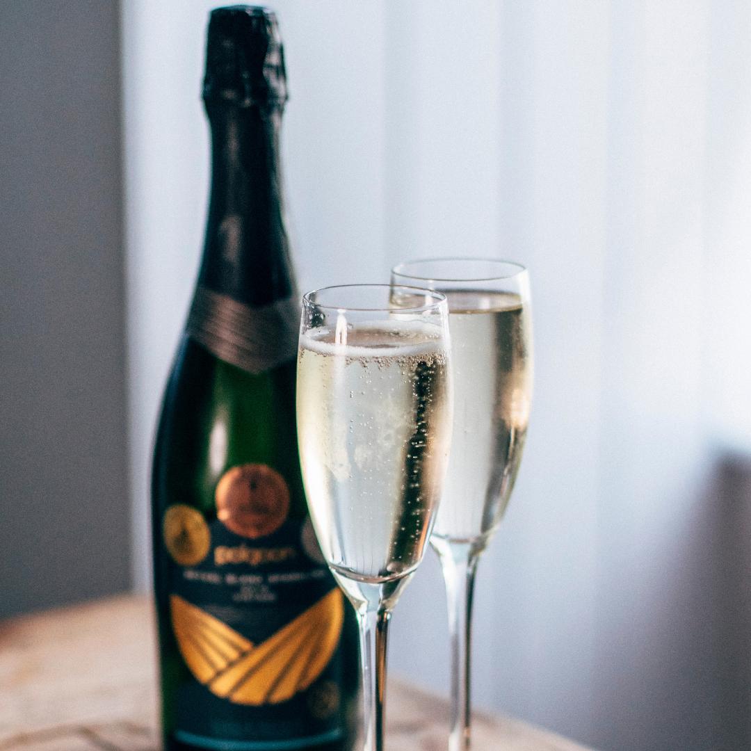 thegodolphin's tweet photo. What better way to celebrate the long weekend than with a bottle of Cornish fizz from our friends at @Polgoon - cheers 🥂
.
.
#polgoon #sparklingwine #englishwine #cornish #cornwall #godolphinarms #restaurant #marazion https://t.co/ov1kpLepgK